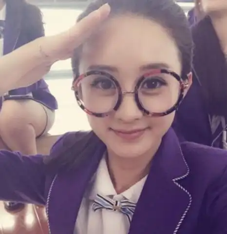 当女神戴上眼镜后,赵丽颖发挥了最大优势,迪丽热巴和杨颖都输了