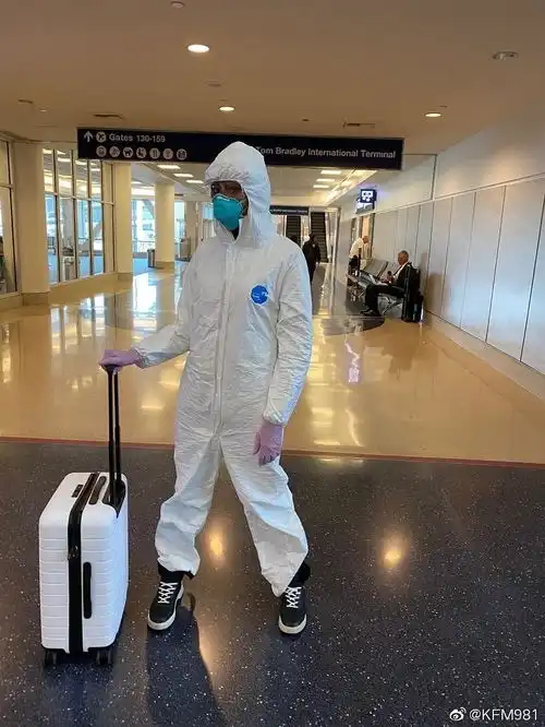 拥有卡戴珊同款了那些戴口罩的外国明星