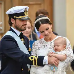 王室风云瑞典王子穿长袍洗礼呆萌害羞似女孩