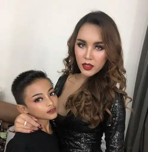 泰国12岁网红,靠美妆给爸妈买了房男人妩媚起来,真没女人什么事
