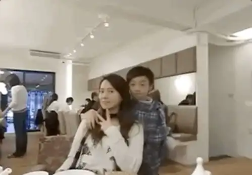 伊能静儿子与异性吃同一根面条,被女生依偎肩膀,两人关系显暧昧