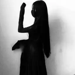 女生头像黑白侧脸短发女