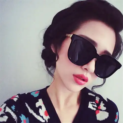 俗话说,一双眼睛毁了一张脸,每个女人基本都有三四款太阳镜