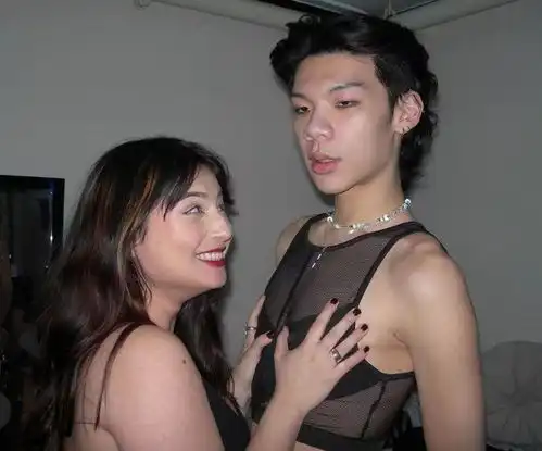 伊能静儿子与男性搂抱合影,对方穿透视女装,男女躺一起关系混乱