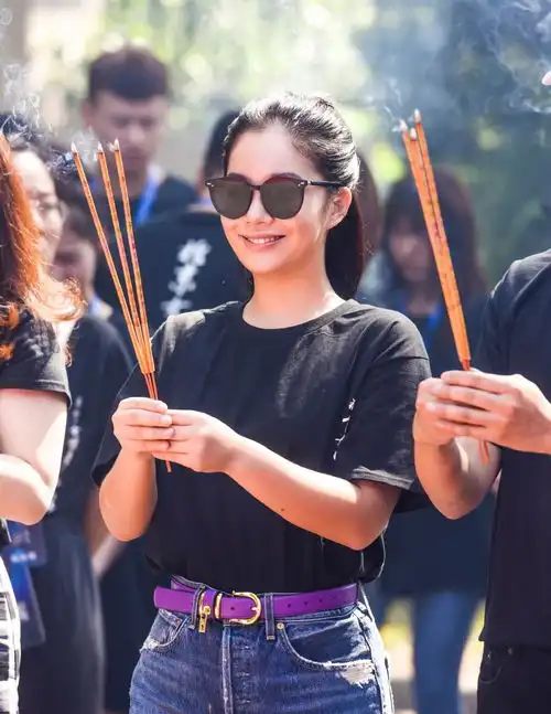 被创造101淘汰却成电影女主,今v领裙镶水钻,变性感少女