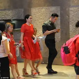 钟丽缇一家人幸福现身高跟鞋太抢眼