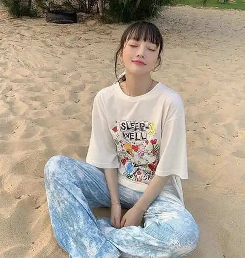 李小璐衣品真不错,卡通t恤配扎染阔腿裤清爽显瘦,不像孩子妈