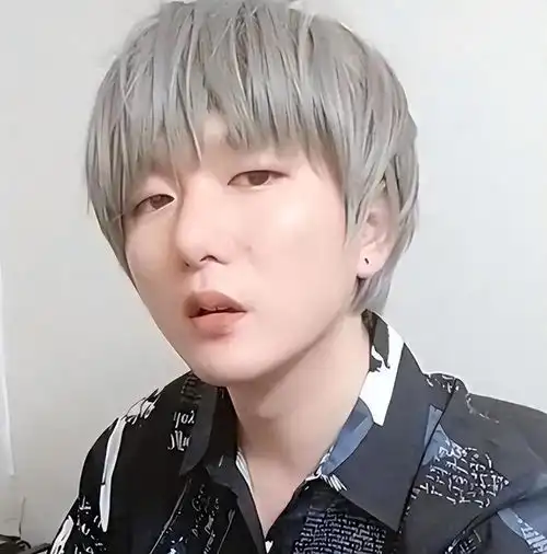 贾玲宣传活动,男女搭配现场爆梗网友她没变,张嘴就是喜剧味
