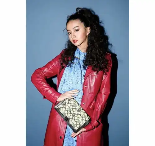有种气质叫木村光希美黑,羊毛卷配红唇变身复古女郎,看展造型秒杀全场