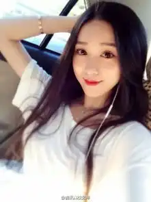 深圳女神惊艳北电,露香肩秀长腿,被封宅杀手