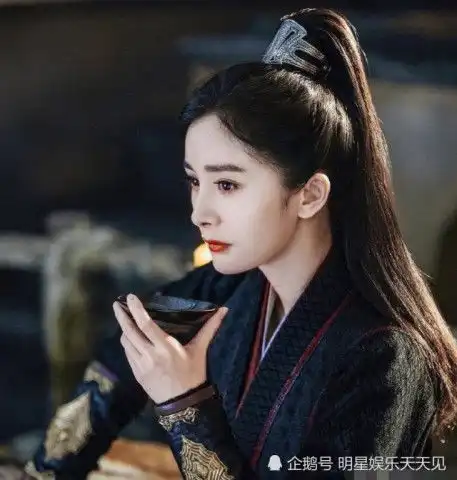 斛珠夫人还没有杀青,杨幂又一新剧开拍,看到男主人选熬夜也追