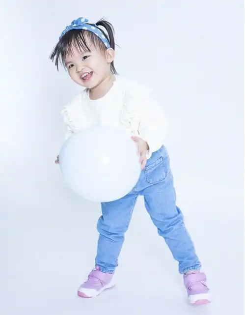 熊黛林双胞胎两岁了姐妹同框互动有爱,姐姐颜值高妹妹身高逆袭