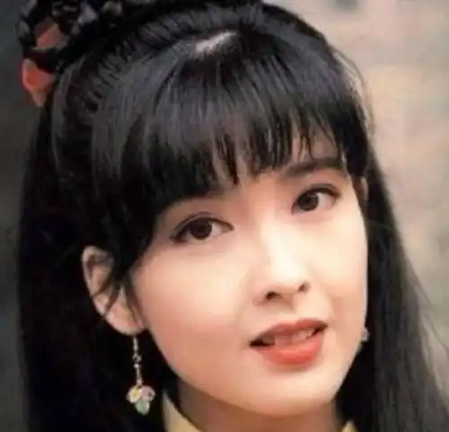 她是冻龄女神,为防老不晒太阳不生孩子,如今52岁依似少女