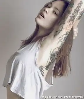 清纯女孩超私密纹身