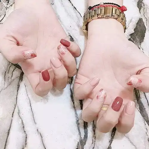 这两种美甲色搭在一起很高级