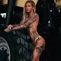 福利火辣枪械年历拍摄花絮纹身美女的另类诱惑