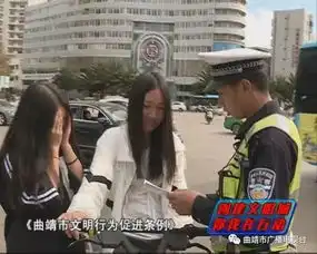 害羞捂脸曲靖街头两个女生骑一辆共享单车上电视了