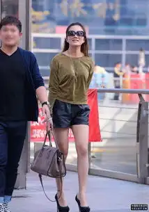 红星广场街拍的皮质短裤美女