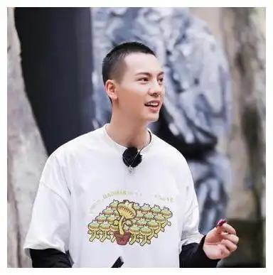 陈伟霆又叒来收割少女心火焰穿搭太吸睛,网友绝对pick
