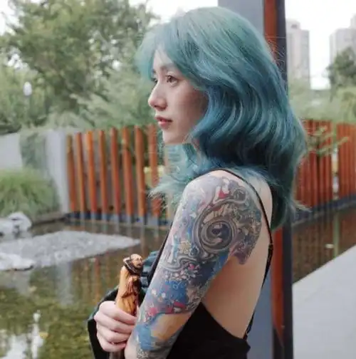 性感女生头像带纹身李诞