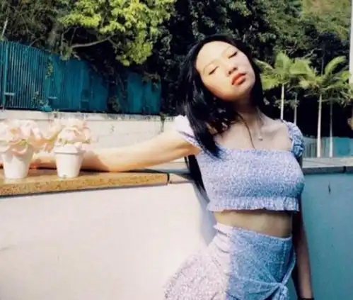 甄子丹16岁女儿晒近照,身材火辣舞姿妖娆,五官精致美得不像爸