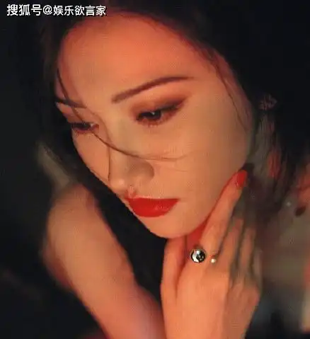 景甜拍港风大片迷倒众人,不过和港风女神相比还是差一点魅惑