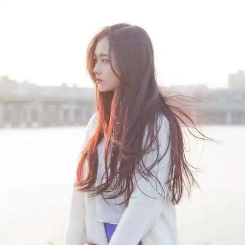 头像穿绿衣服小女孩托腮