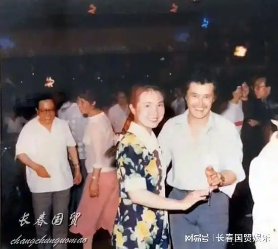 赵本山成名前旧照曝光,时尚帅气与美女跳舞显羞涩