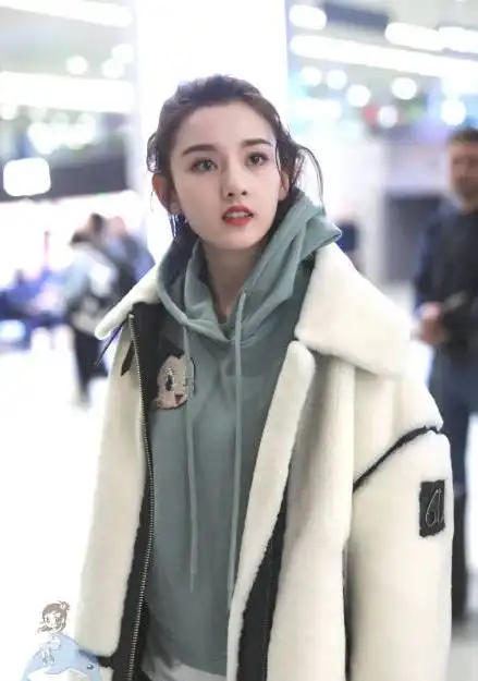 宋祖儿不再装成熟,穿米奇毛衣搭配半身裙,重回甜美小清新