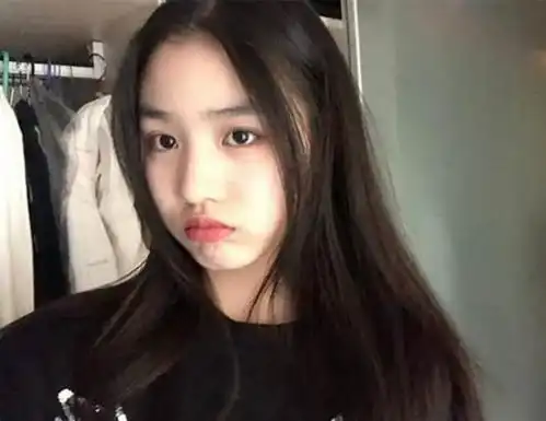 章子怡继女与好友庆生,16岁汪曼熙又美又飒,亲妈继母都未送祝福