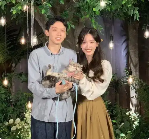 知名女星晒照官宣婚讯,身材颜值获赞赏,与男友已相恋十年