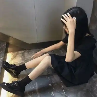 黑色qq头像女简约不爱