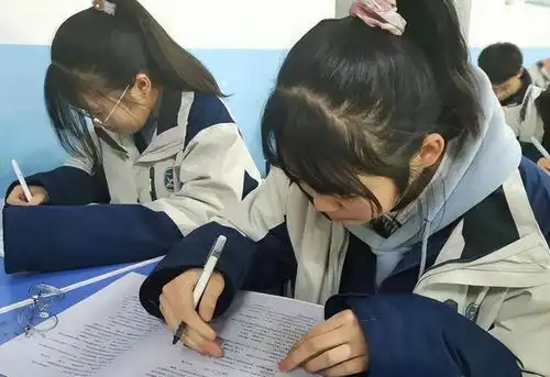 初中生标准发型引争议,男生板寸还能接受,女生直接被丑哭