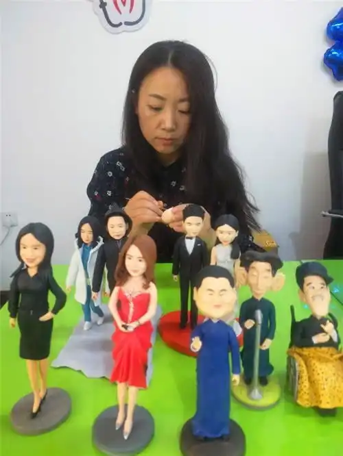沧州女孩儿的好手艺照着画像捏人像