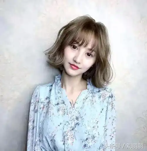 戴眼镜美女头像短烫发发