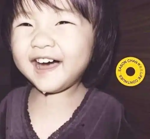 曝女儿恋情陈奕迅太太晒爱女背影合照,对方身份被揭是日籍模特