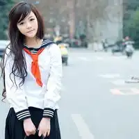 急需动漫女生抱吉他的头像可以是黑白的