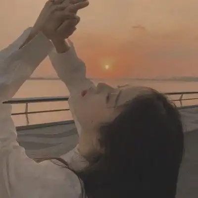 很丧的女生头像真人绿酒