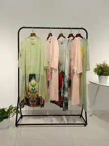 简约风情品牌折扣女装店铺陈列的规划