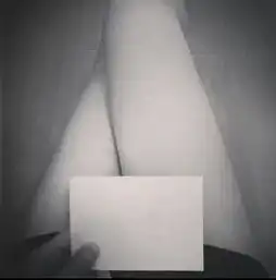 类似于这种举牌照,不要露脸,有颜色的也可以,只要不漏脸滴,要女生的