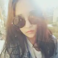 求同一系列的带墨镜女生头像