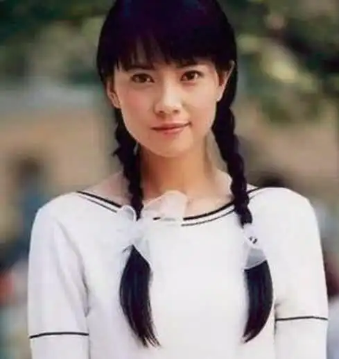 产后复出的高圆圆,鱼尾纹法令纹明显,女神也在优雅的老去