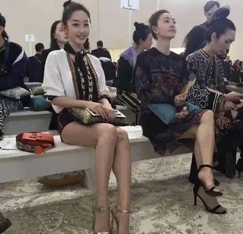 三线女星短裙细高跟亮相时装周,总算找到一双比江疏影还长的腿了