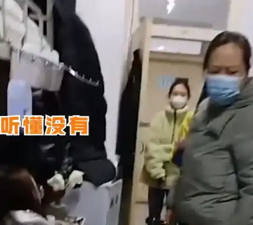 暖心河北一女生失恋后在宿舍痛哭,宿管阿姨霸气发言让网友称赞