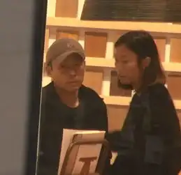 霍启刚弟弟和新女友逛家具店疑已同居女方打扮朴素