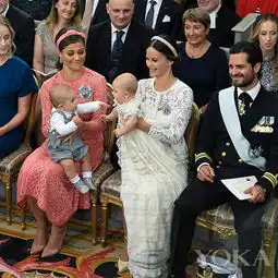 王室风云瑞典王子穿长袍洗礼呆萌害羞似女孩