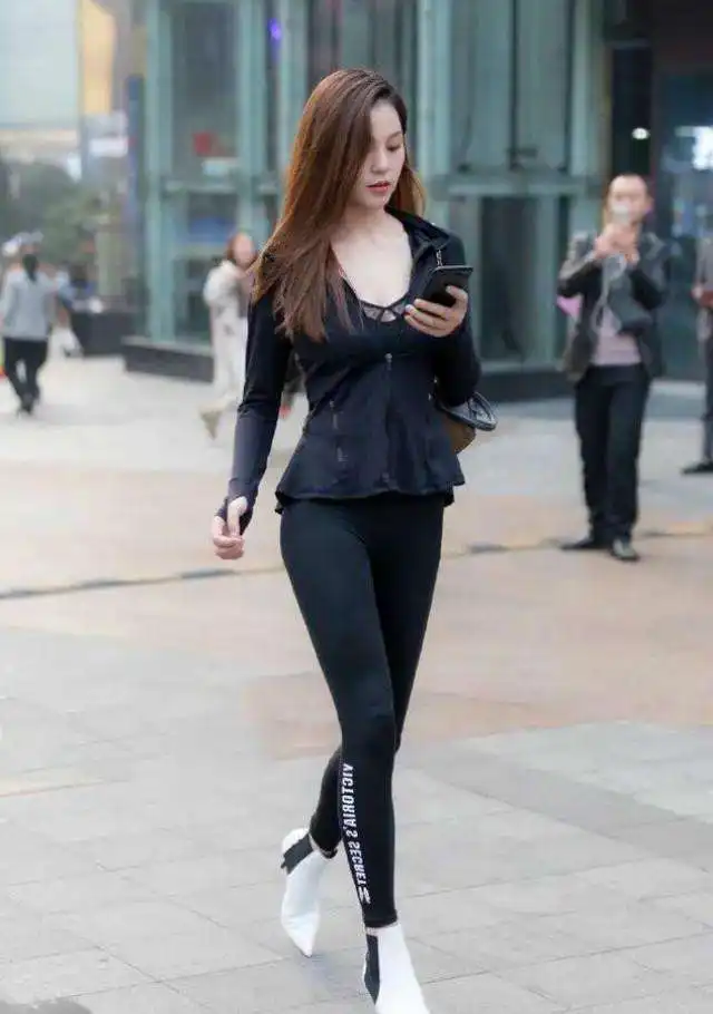 气质女生都爱的打底裤,舒适又彰显个性,帮你美出专属的风采