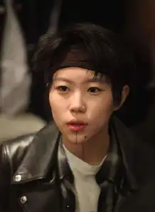 王菲之女下巴纹身窦靖童死亡射线揭秘