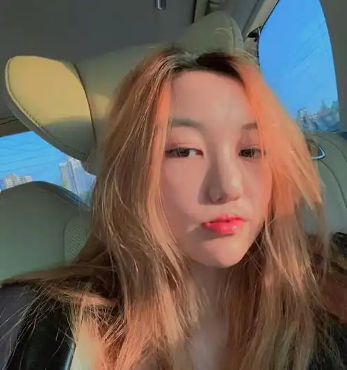 父母各自洒脱,李嫣一人在国外留学很自在,16岁颜值气质出众