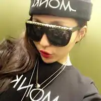 头像女生戴帽子和墨镜mi